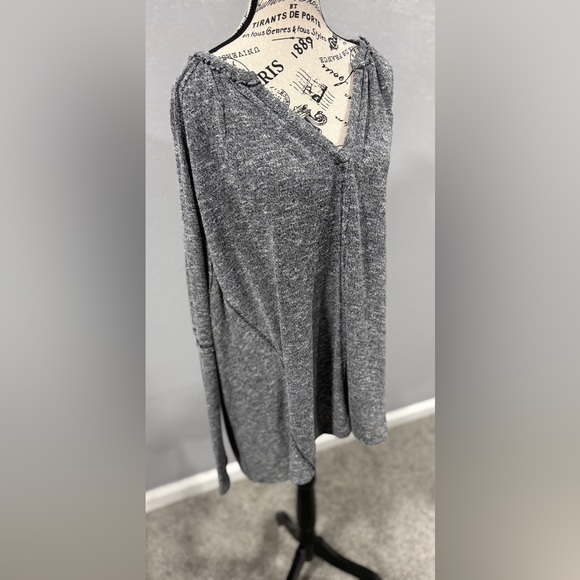 Kye Mi Long Sleeve Knit Top
Size Large – Gray – Back Slit Detail - Picture 3 of 8